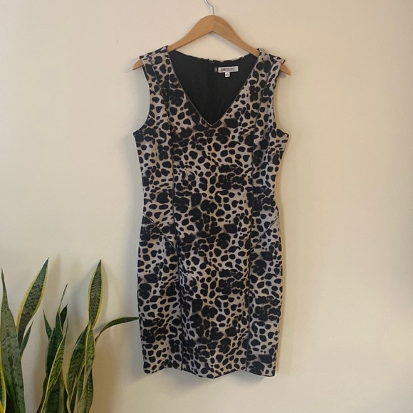 Jennifer Lopez animal print dress chain detail - Picture 2 of 8